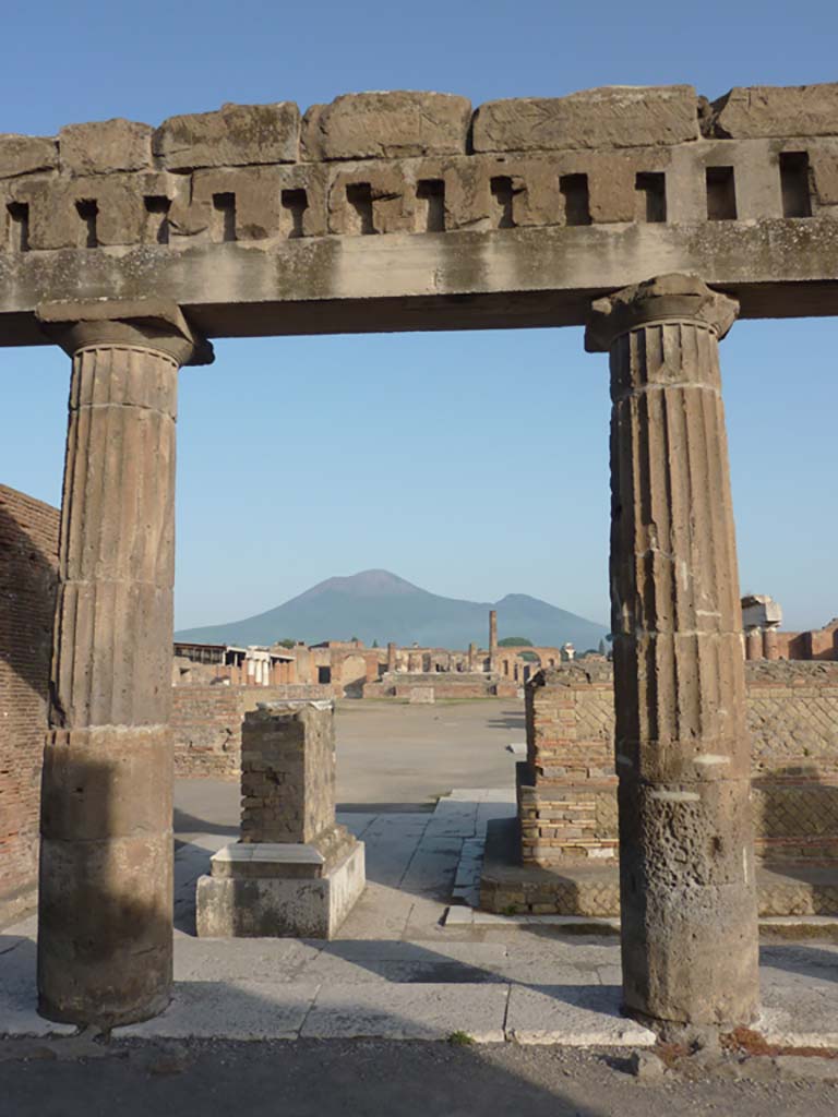VII.8 Pompeii. South side of forum. October 2014. Looking north through portico.
Foto Annette Haug, ERC Grant 681269 DÉCOR.

