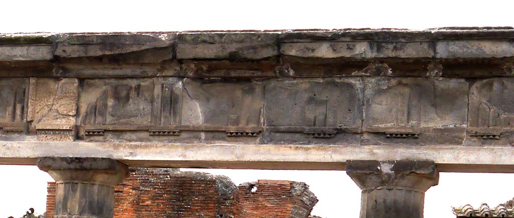 VII.8 Pompeii Forum. March 2018.  Detail from upper ancient portico.
Foto Annette Haug, ERC Grant 681269 DÉCOR.
