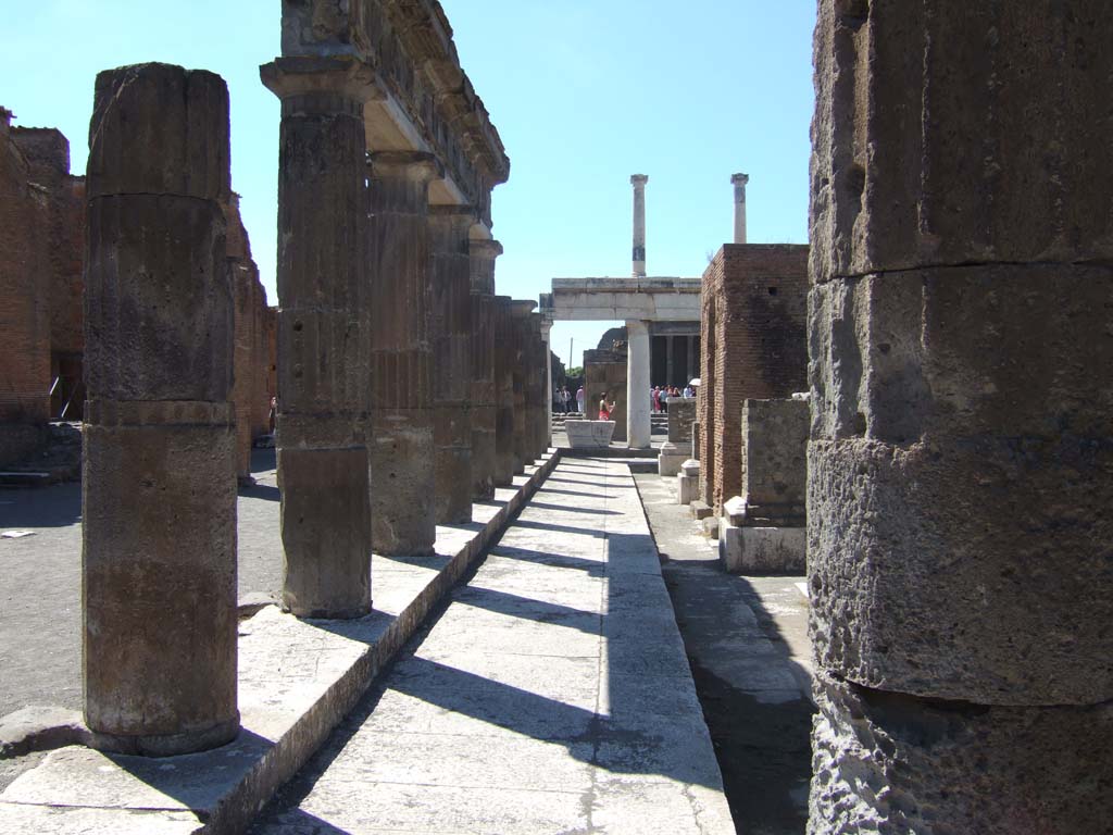 VII.8 Pompeii Forum. September 2005. Looking west along the south side.