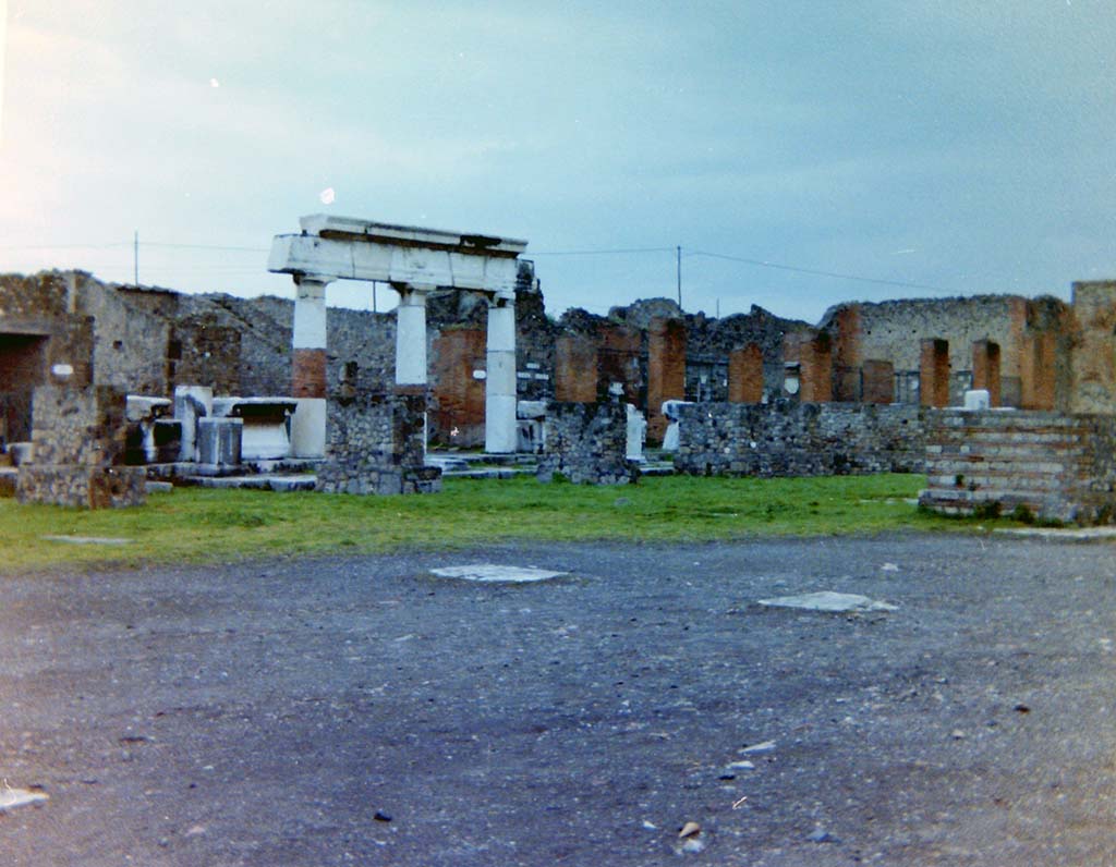 VII.8 Pompeii Forum. 4th April 1980, pre-earthquake. Looking towards north-west corner.
Note that the storerooms/deposits/ display area at VII.7.29 is without a roof. Photo courtesy of Tina Gilbert.
