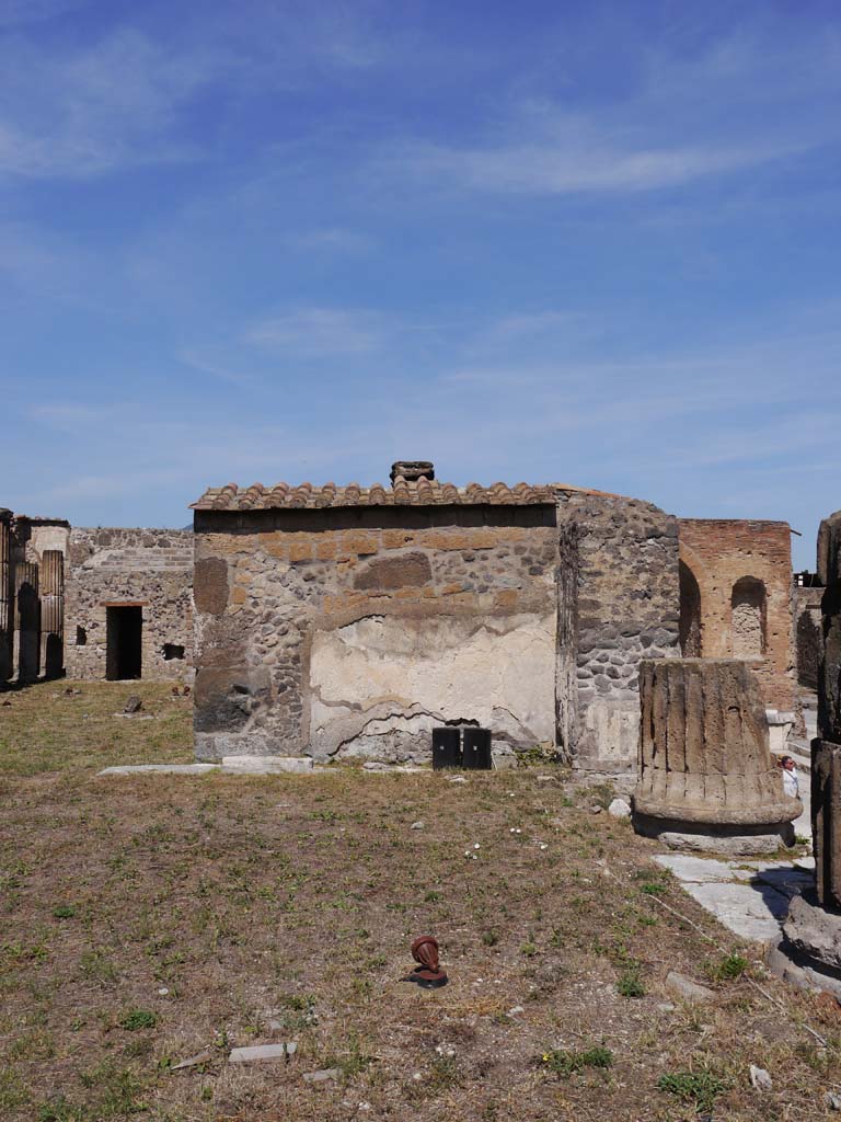 VII.8.01 Pompeii. September 2018. Looking north to exterior wall on east side of doorway of Temple.
Foto Anne Kleineberg, ERC Grant 681269 DÉCOR.
