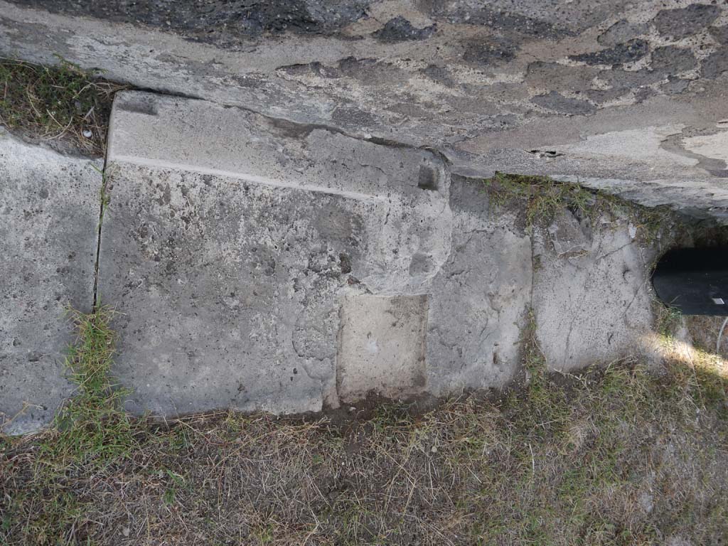 VII.8.01 Pompeii. September 2018. Looking east, with detail of paving on east side of Temple doorway.
Foto Anne Kleineberg, ERC Grant 681269 DÉCOR.
