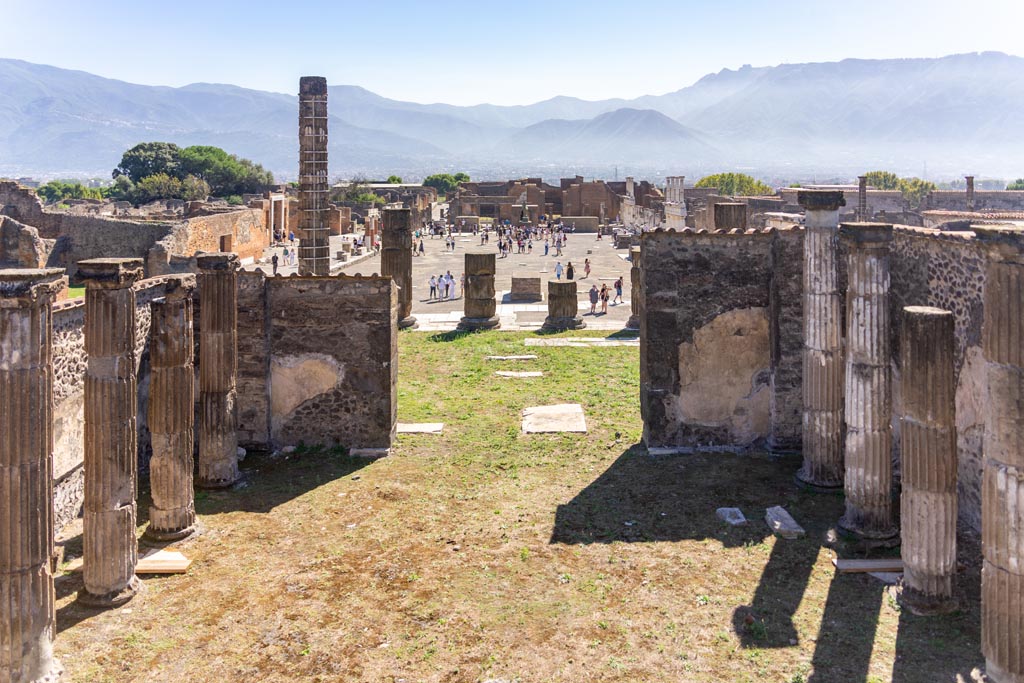 VII.8.01 Pompeii. September 2018. Looking south from rear of Temple, across podium, towards Forum.
Foto Anne Kleineberg, ERC Grant 681269 DÉCOR.

