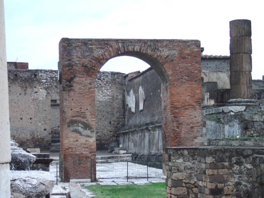VII.8.1 Pompeii. December 2005. Arch of Augustus and Temple of Jupiter in north-west corner of Forum, looking north.