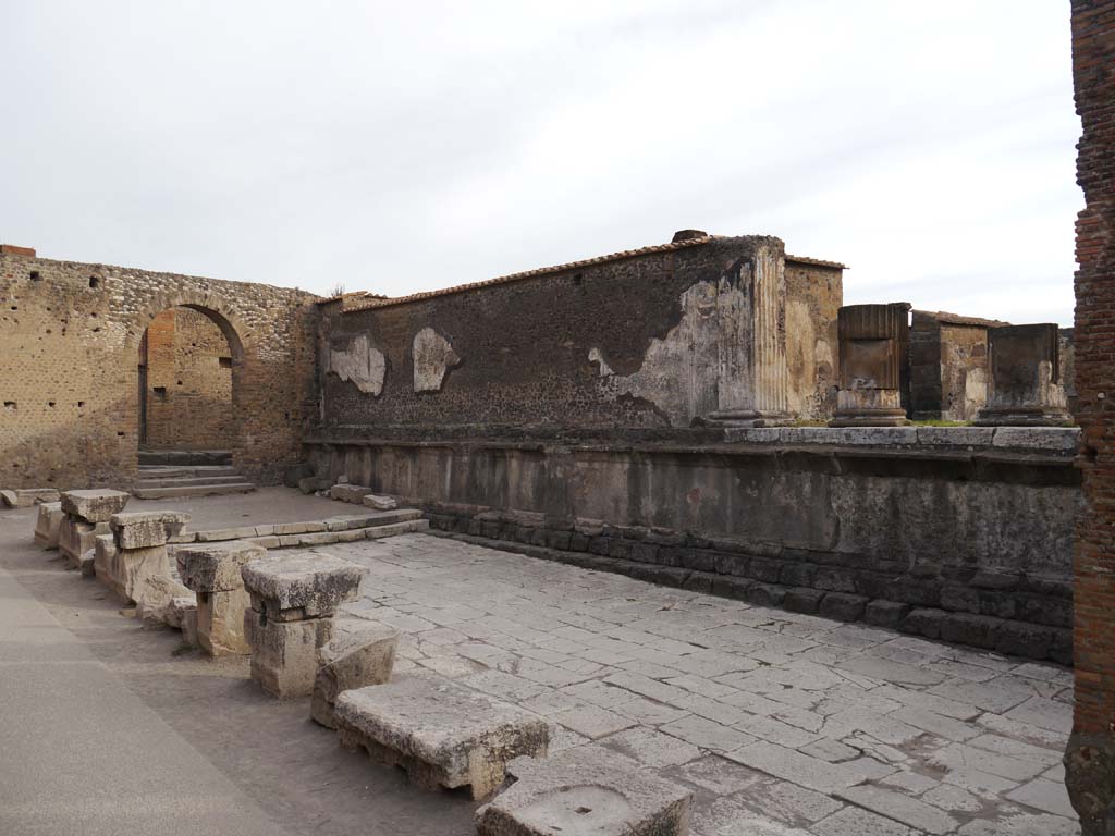 VII.8.1 Pompeii, September 2018. 
Looking north-east from west side of Forum, towards west exterior wall of Temple, and podium/portico.
Foto Anne Kleineberg, ERC Grant 681269 DÉCOR.
