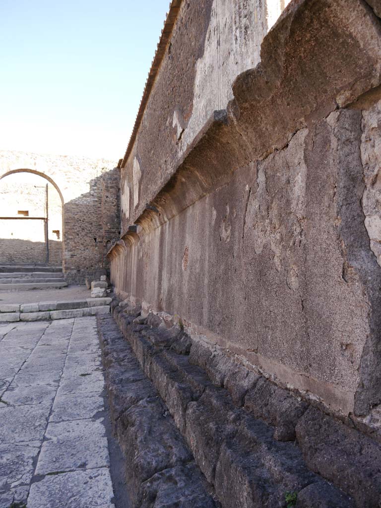 VII.8.1 Pompeii, September 2018. Looking north along west exterior wall of Temple.
Foto Anne Kleineberg, ERC Grant 681269 DÉCOR.
