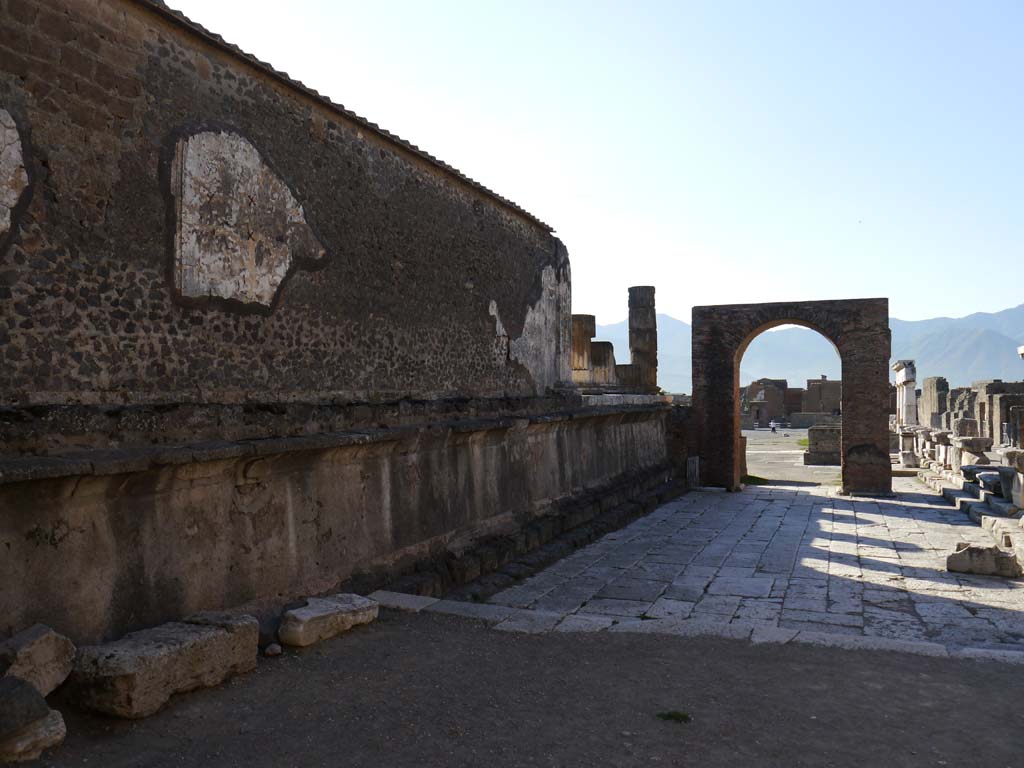 VII.8.1 Pompeii, September 2018. Looking south along west exterior wall of Temple.
Foto Anne Kleineberg, ERC Grant 681269 DÉCOR.

