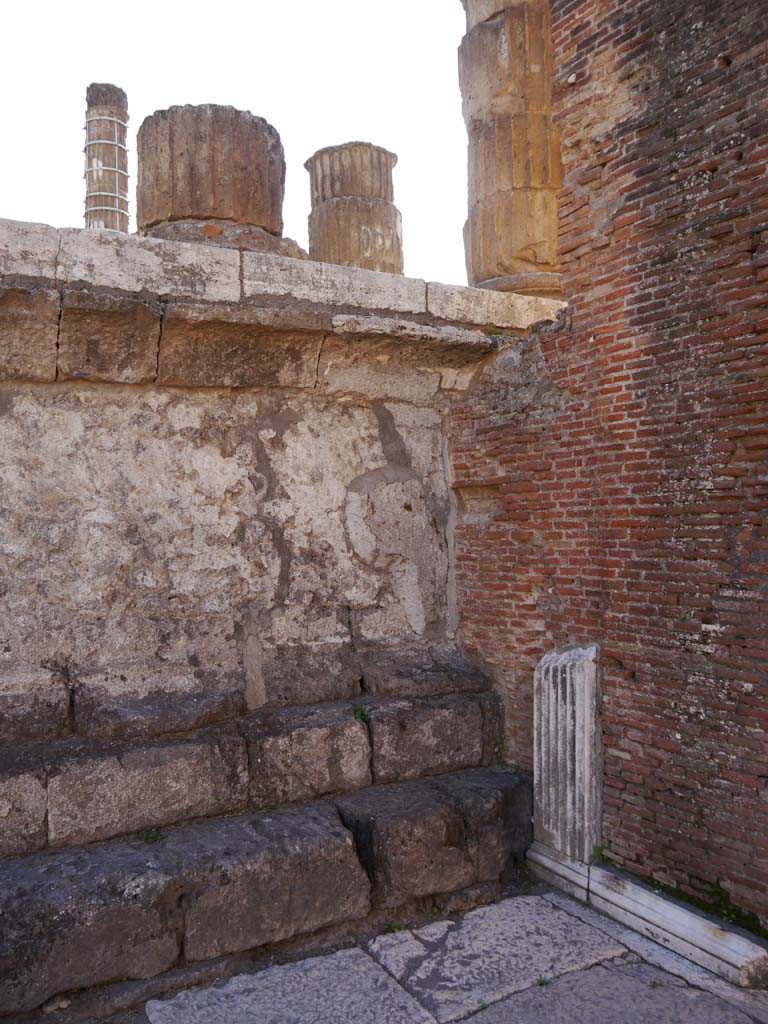 VII.8.1 Pompeii, September 2018. West exterior wall below podium/portico, attached to masonry of Arch.
Foto Anne Kleineberg, ERC Grant 681269 DÉCOR.
