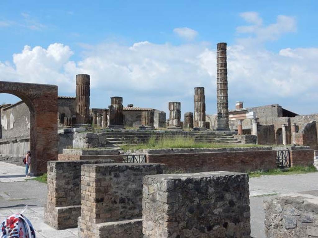 VII.8.1 Pompeii, May 2018. Looking towards Temple from west side of forum. Photo courtesy of Buzz Ferebee.
