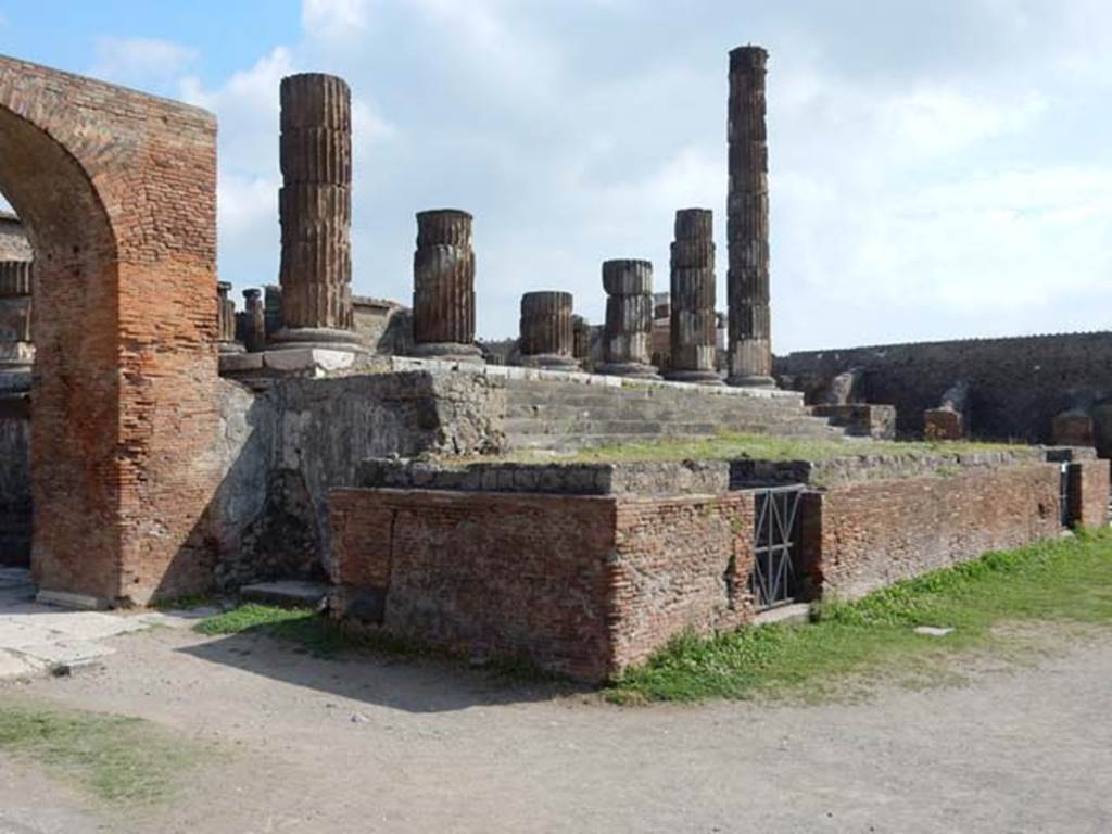 VII.8.1 Pompeii. May 2015. Temple of Jupiter, south-west corner from the west side. Photo courtesy of Buzz Ferebee.
