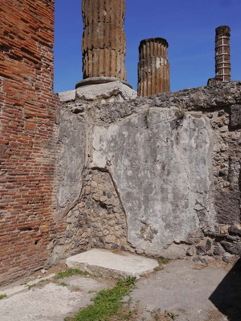 VII.8.1 Pompeii, September 2018. 
Looking east towards area below podium/portico in south-west corner, with masonry arch, on left.
Foto Anne Kleineberg, ERC Grant 681269 DÉCOR.
