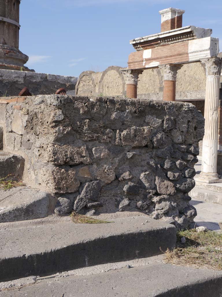 VII.8.01 Pompeii, September 2018. Looking north to wall of base on east side of steps.
Foto Anne Kleineberg, ERC Grant 681269 DÉCOR.
