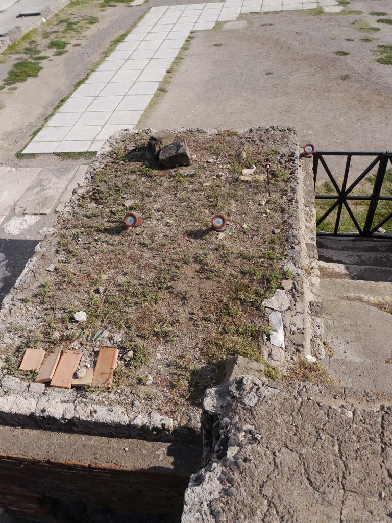 VII.8.01 Pompeii, September 2018. Top surface of base/area on east side of steps.
Foto Anne Kleineberg, ERC Grant 681269 DÉCOR.
