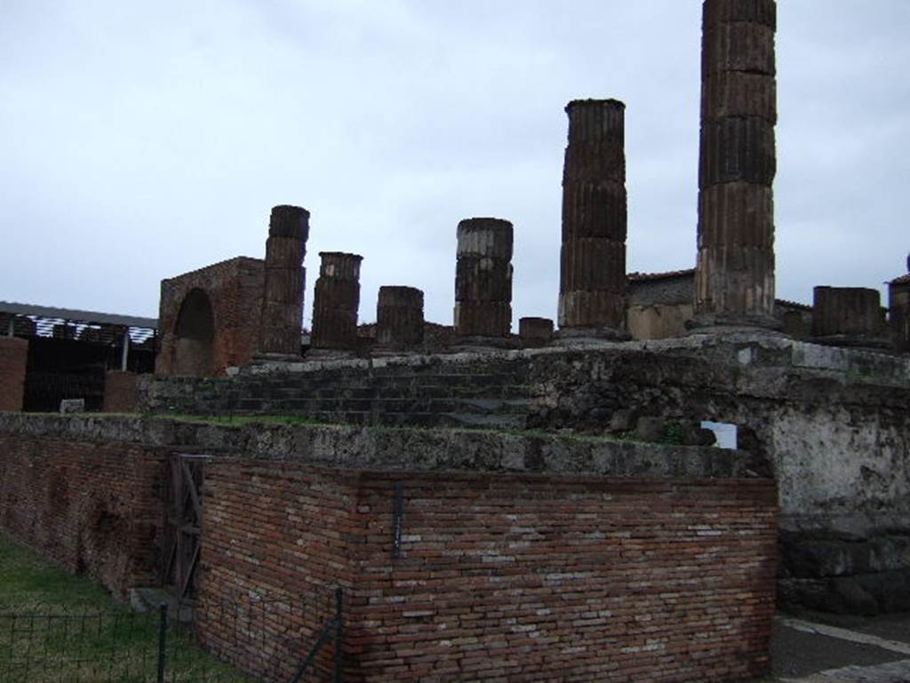 VII.8.1 Pompeii.  December 2005. Temple of Jupiter south east corner.