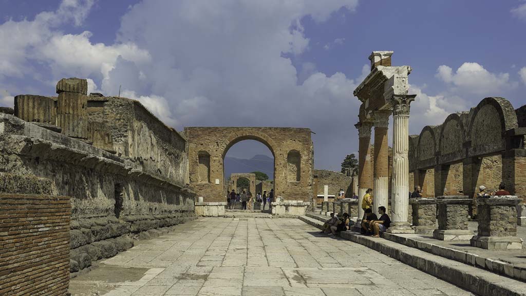 VII.8.1 Pompeii. August 2021. 
Looking north along the east side of the Temple of Jupiter, on left, towards the Arch and Via del Foro. Photo courtesy of Robert Hanson.

