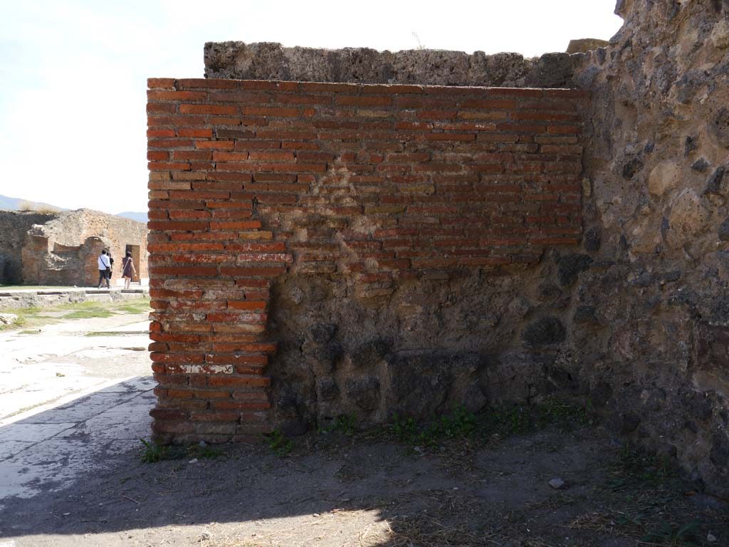 VII.8.01 Pompeii, September 2018. South-east corner, detail of masonry base, north side. 
Foto Anne Kleineberg, ERC Grant 681269 DÉCOR.

