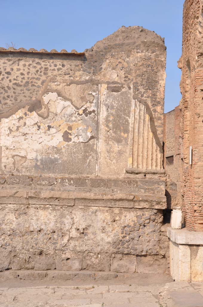 VII.8.01 Pompeii. July 2017. Exterior east side of Temple, looking west at north end.
Foto Anne Kleineberg, ERC Grant 681269 DÉCOR.
