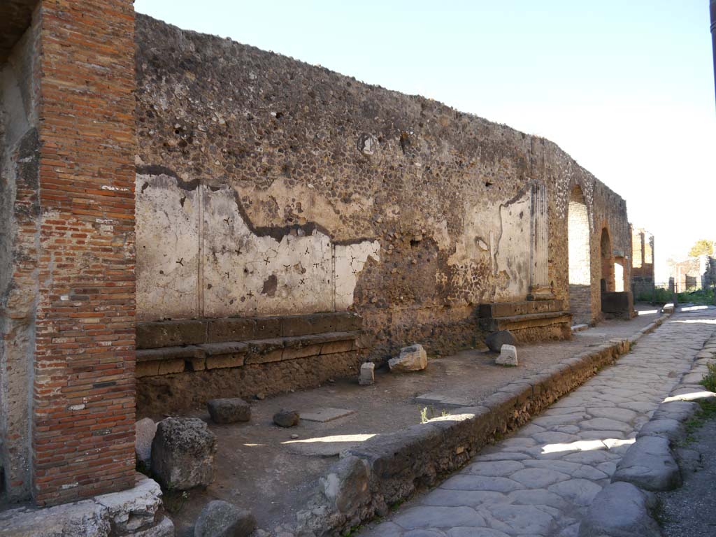 VII.8.01 Pompeii. September 2018. Looking west along north wall of Temple, in Vicolo dei Soprastanti.
Foto Anne Kleineberg, ERC Grant 681269 DÉCOR.
