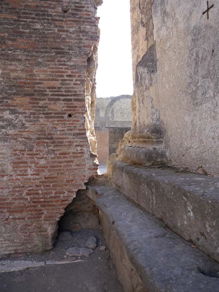 VII.8.01 Pompeii. September 2018. 
North-east corner, looking east at join of Arch, masonry on left, and corner of Temple, on right.
Foto Anne Kleineberg, ERC Grant 681269 DÉCOR.
