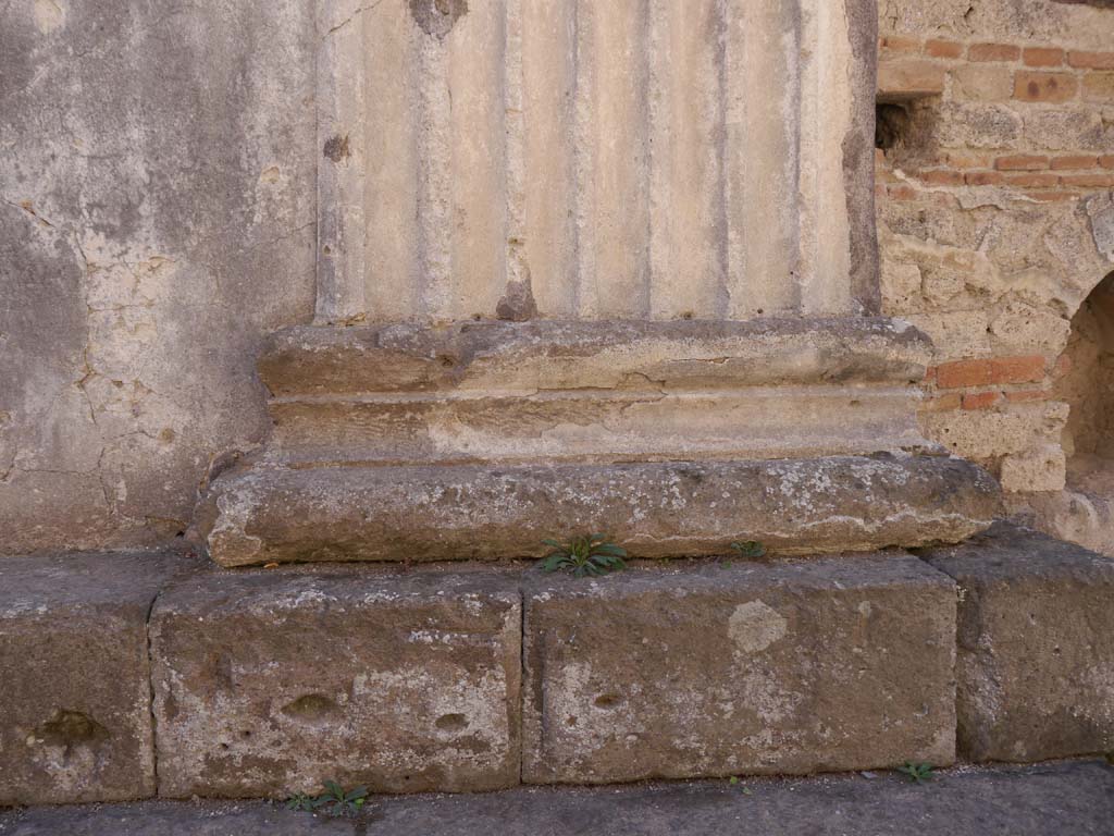 VII.8.01 Pompeii. September 2018. North wall of Temple, base of stucco pilaster. 
Foto Anne Kleineberg, ERC Grant 681269 DÉCOR.
