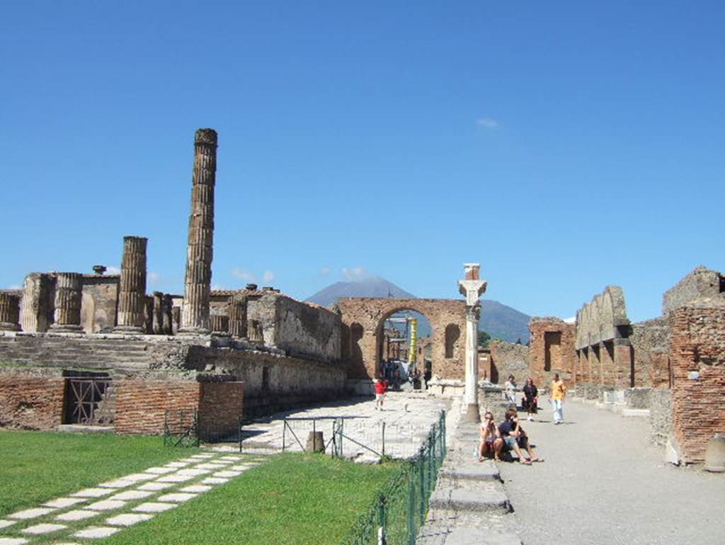 VII.8.1 Pompeii.  September 2005. Temple of Jupiter. East side.