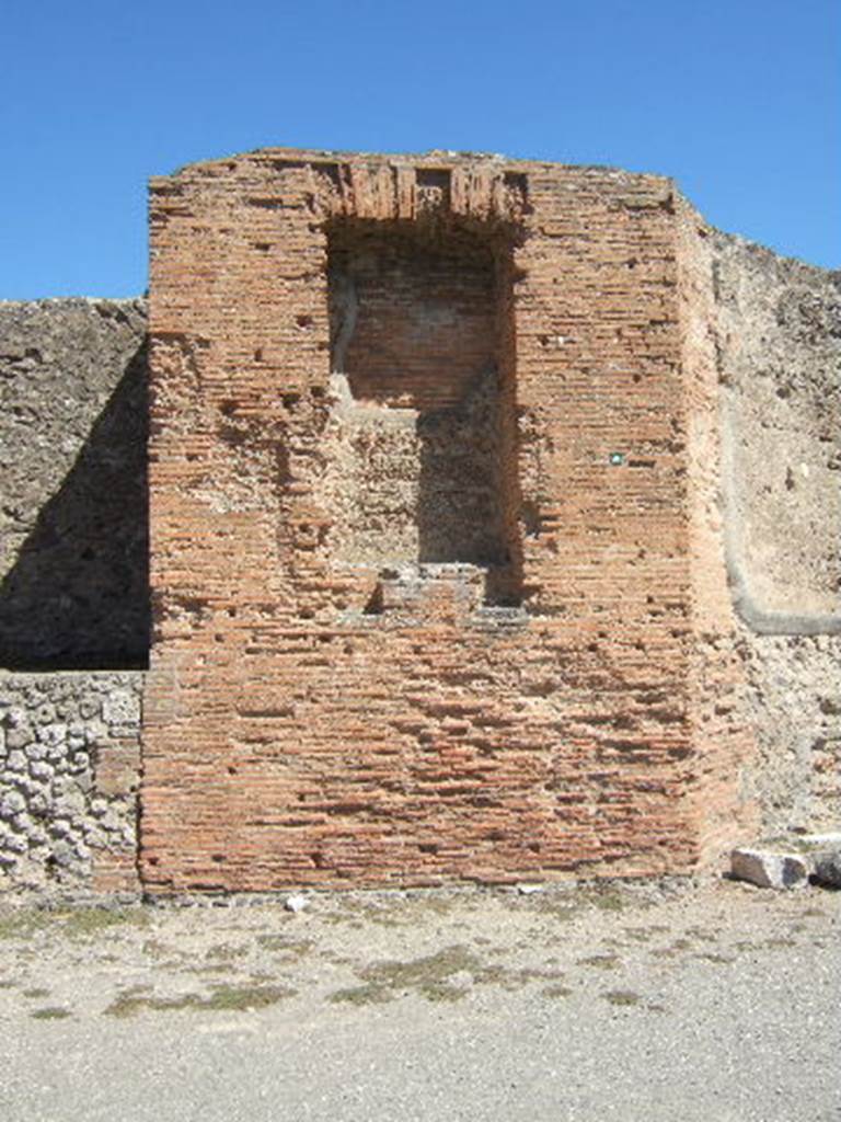 VII.9.1 Pompeii. September 2005. Portico 1. North end. Small niche 2. Small niche between large niche 5 and apsidal niche 4.