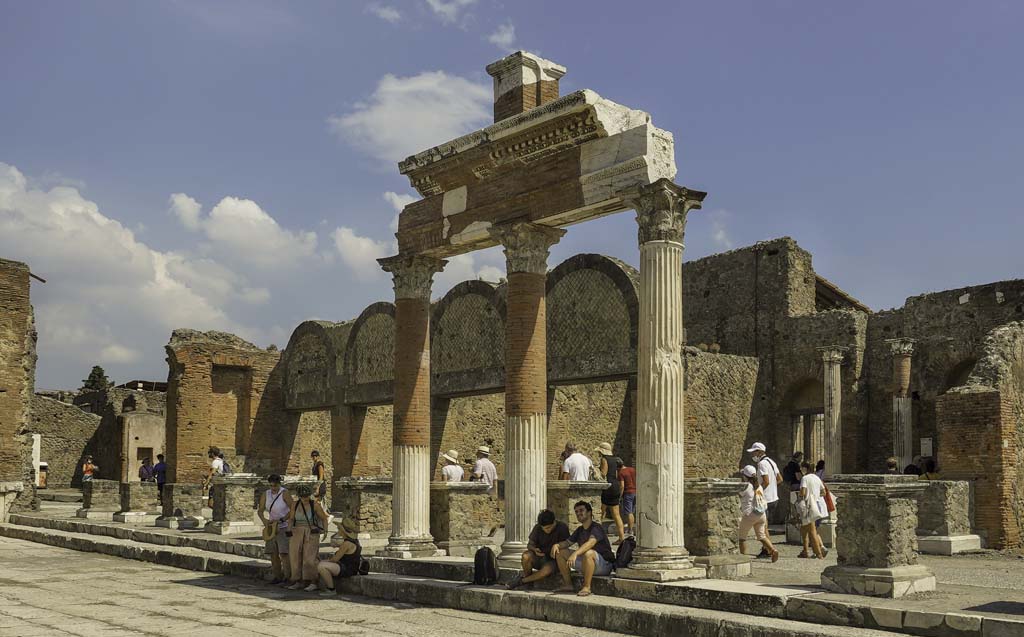 VII.9.7/8 Pompeii. August 2021. Entrance doorways (on right) in north-east corner of Forum. Photo courtesy of Robert Hanson.