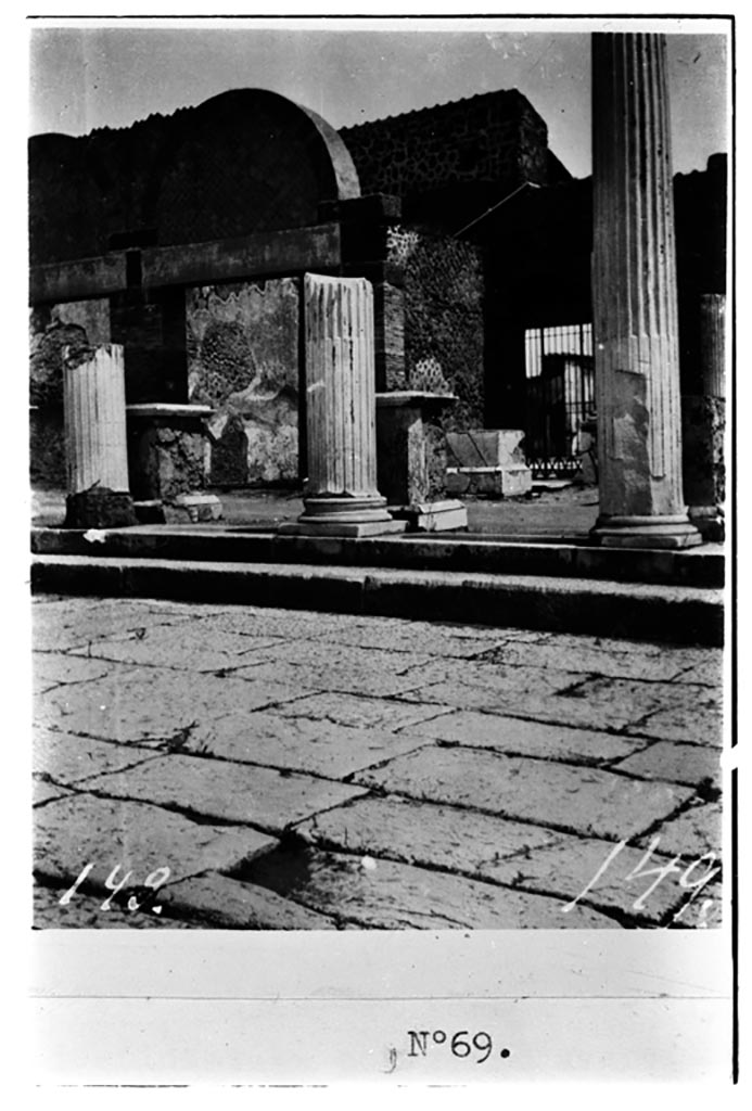 VII.9.7 Pompeii. September 2005. Entrance to Macellum.