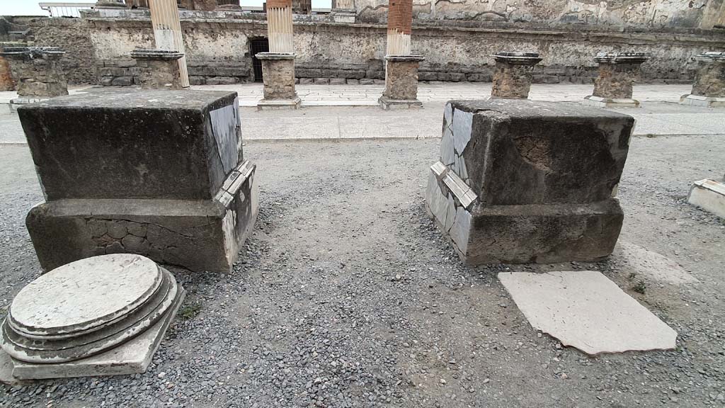 VII.9.8 and 7 Pompeii. August 2021. Looking west from rear of statue bases. 
Foto Annette Haug, ERC Grant 681269 DÉCOR.

