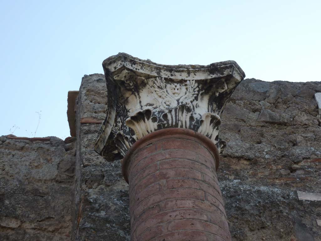 VII.9.7/8 Pompeii. October 2014. Capital on south side of wall separating two entrance doorways.
Foto Annette Haug, ERC Grant 681269 DÉCOR

