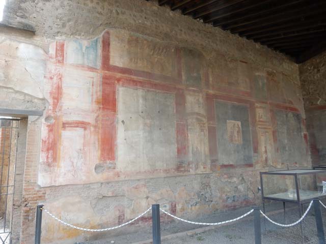 VII.9.7 and VII.9.8 Pompeii. Macellum. September 2005. North west corner. Wall painting.
