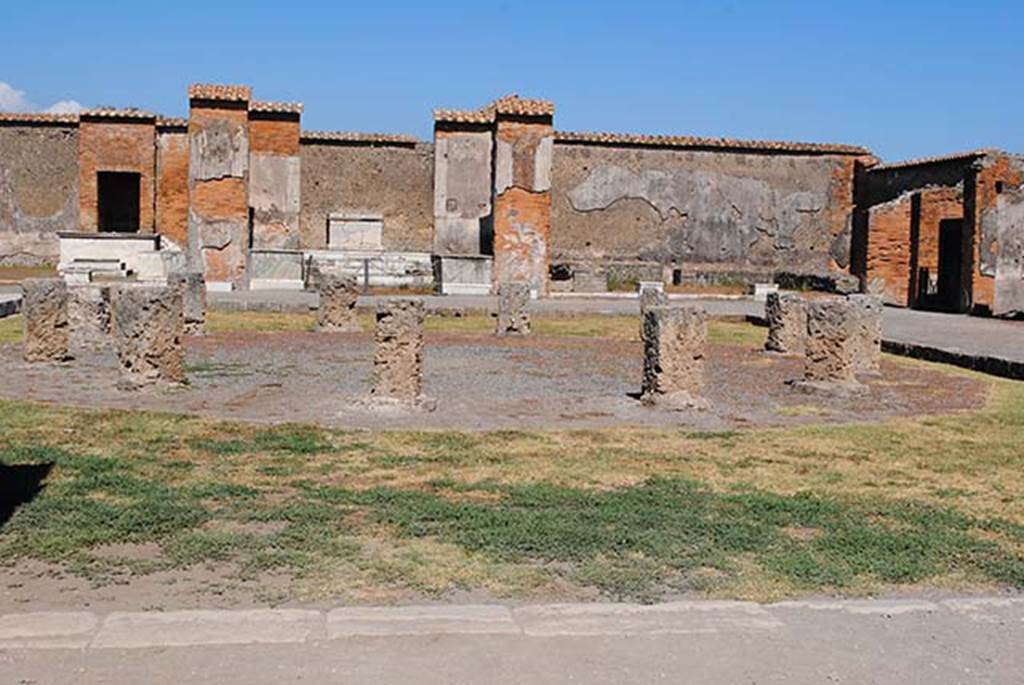 VII.9.7 and VII.9.8 Pompeii. Macellum. April 2019. Shop on south side containing Bronze Age skeletons from Sant’ Abbondio, Pompei. Photo courtesy of Rick Bauer.