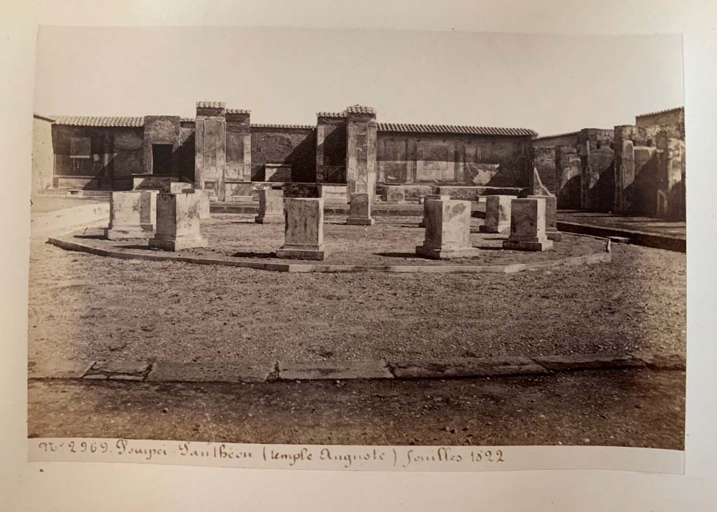 VII.9.7 and VII.9.8 Pompeii. Album by M. Amodio, c.1880, entitled “Pompei, destroyed on 23 November 79, discovered in 1748”.
Looking east. Photo courtesy of Rick Bauer.
