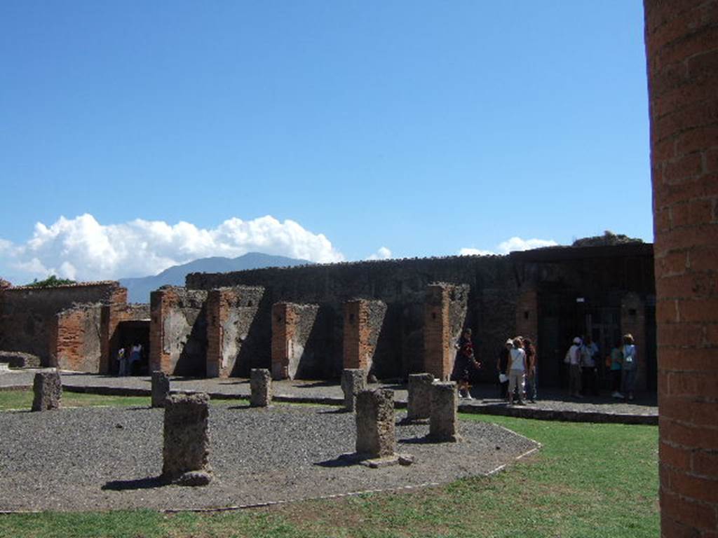 VII.9.7 and VII.9.8 Pompeii. Macellum. September 2005. Looking across Tholos to south side.