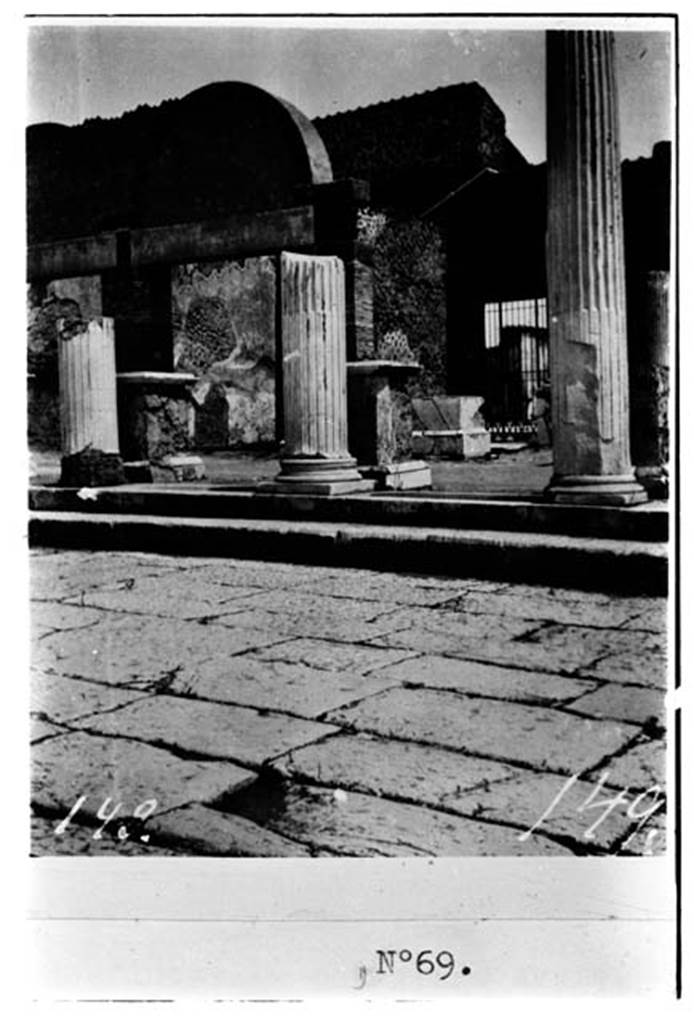 231899 Bestand-D-DAI-ROM-W.1595.jpg
VI.9.7/8 Pompeii.  W.1595. Looking towards entrances across portico of Macellum, before restoration.
Photo by Tatiana Warscher. Photo © Deutsches Archäologisches Institut, Abteilung Rom, Arkiv. 
