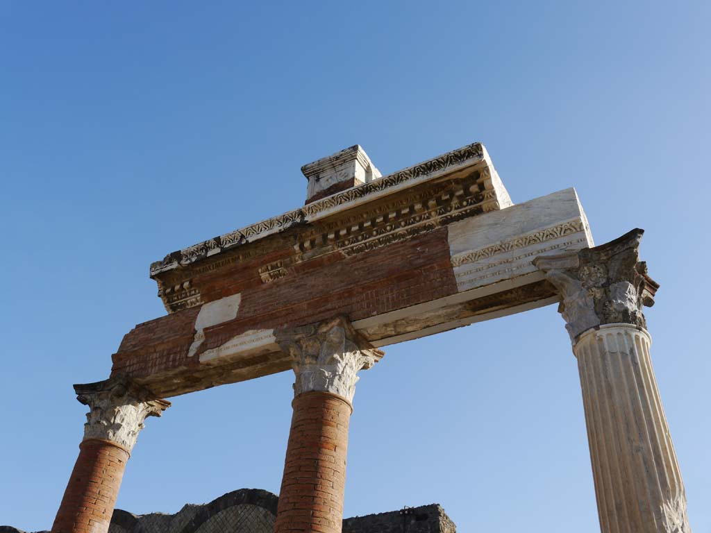 VII.9.7/8 Pompeii. March 2019. Looking east, detail at top of columns in north-east corner of Forum, outside Macellum. 
Foto Anne Kleineberg, ERC Grant 681269 DÉCOR.


