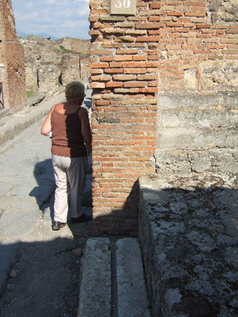 VII.9.30 Pompeii.  September 2005.  East side of entrance on Via degli Augustali.