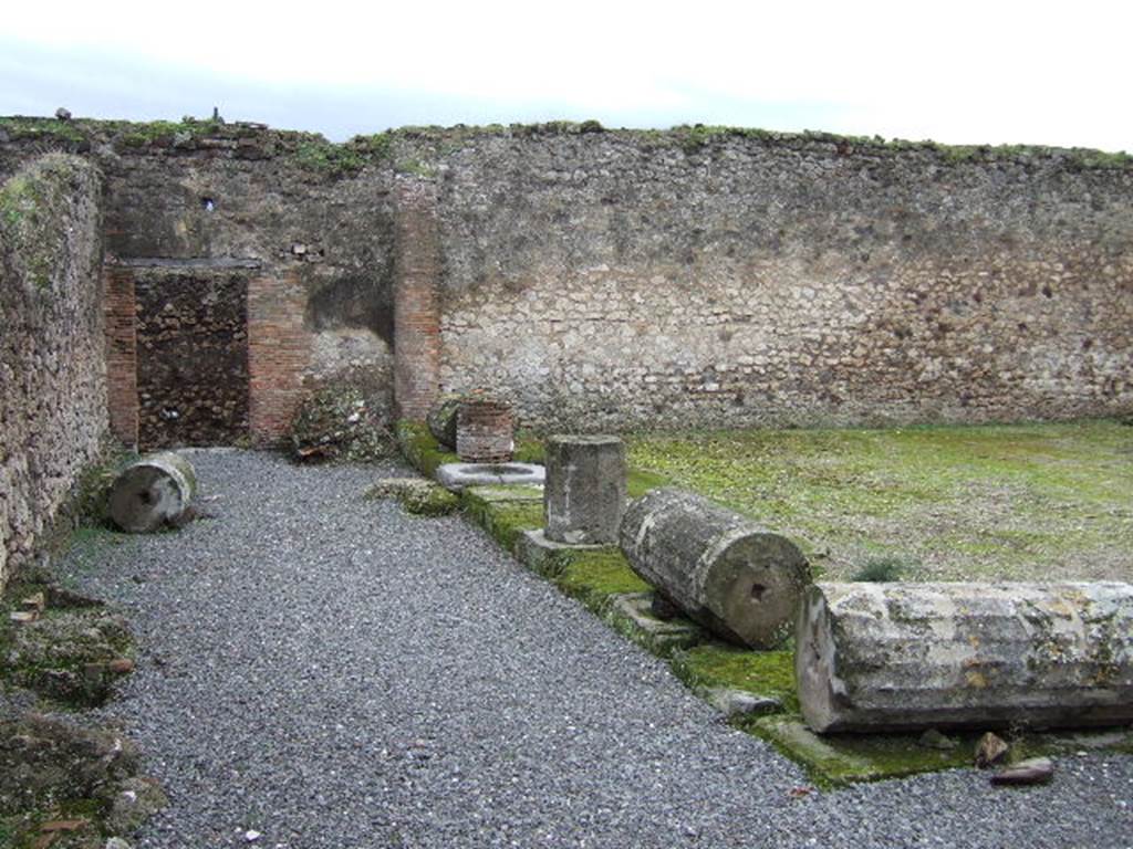 VII.9.47 Pompeii.  December 2005. East Portico, looking south towards rear doorway

