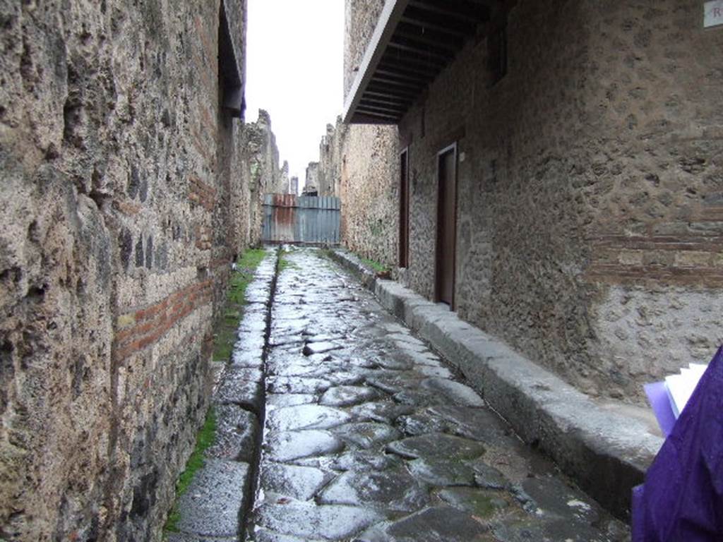 VII.11.11 Pompeii. December 2005. Vicolo del Balcone Pensile, looking west. VII.12.19 on right.