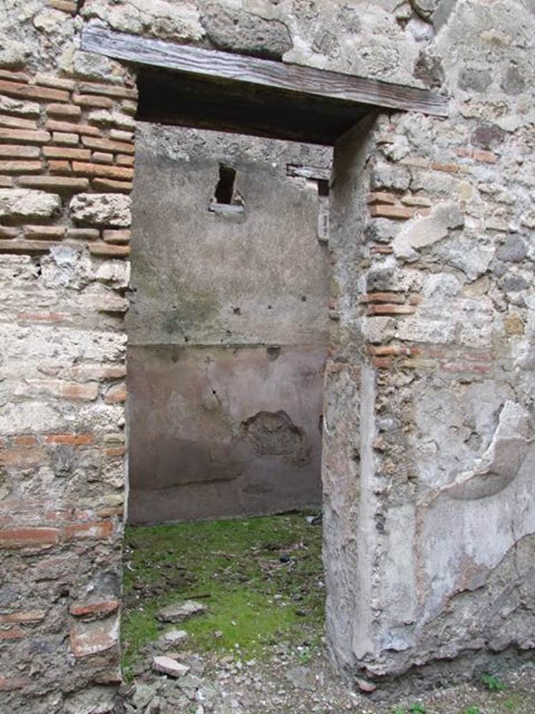 VII.11.14 Pompeii.  March 2009. Room 10. Cubiculum on east side of entrance fauces.