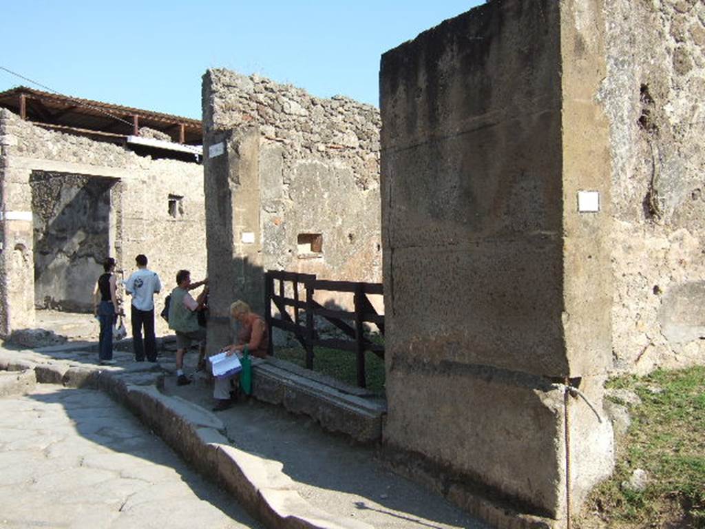 VII.12.14 Pompeii. September 2005. Looking east towards entrance at corner of Via degli Augustali, and Vicolo del Lupanare. According to Della Corte, CIL IV 629 was still readable on the pilaster, between VII.12.14 and 13.
According to Epigraphik-Datenbank Clauss/Slaby (See www.manfredclauss.de), it read  -
Casellium aed(ilem) Sabinus cupit
[3] copo et Etius     [CIL IV 629]
