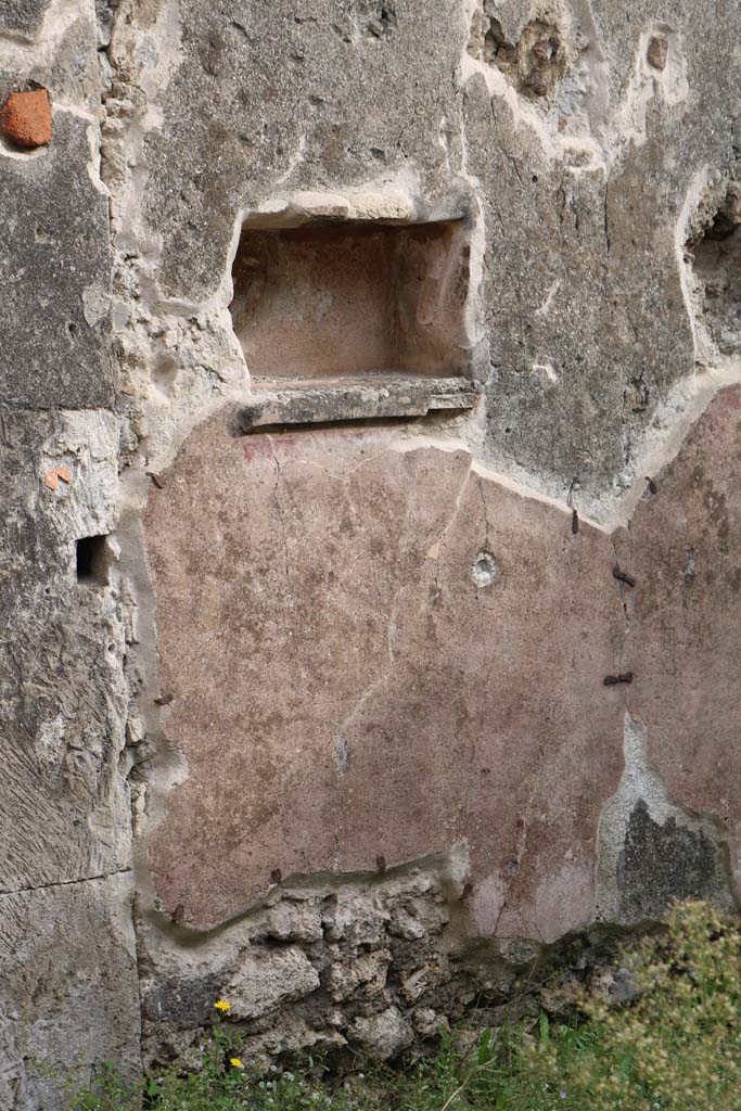 VII.12.14, Pompeii. December 2018. East wall with niche. Photo courtesy of Aude Durand.