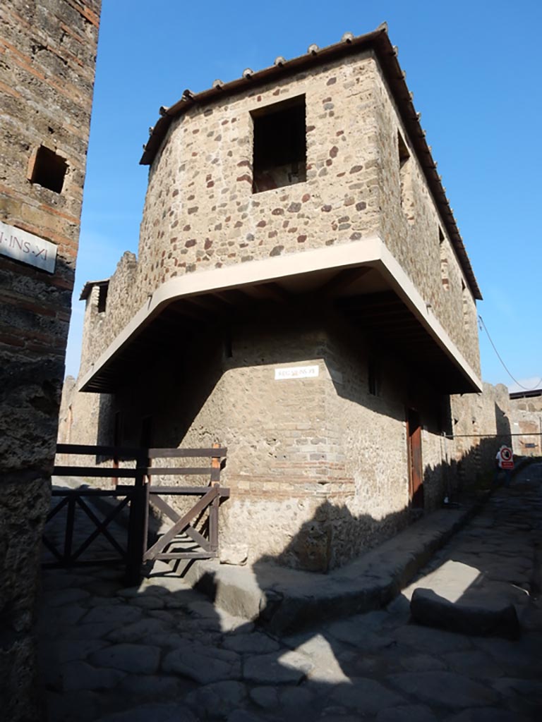 VII.12.18 Pompeii. May 2015. 
Looking north at junction with Vicolo del Balcone Pensile on left, and Vicolo del Lupanare on right.
Photo courtesy of Buzz Ferebee.
