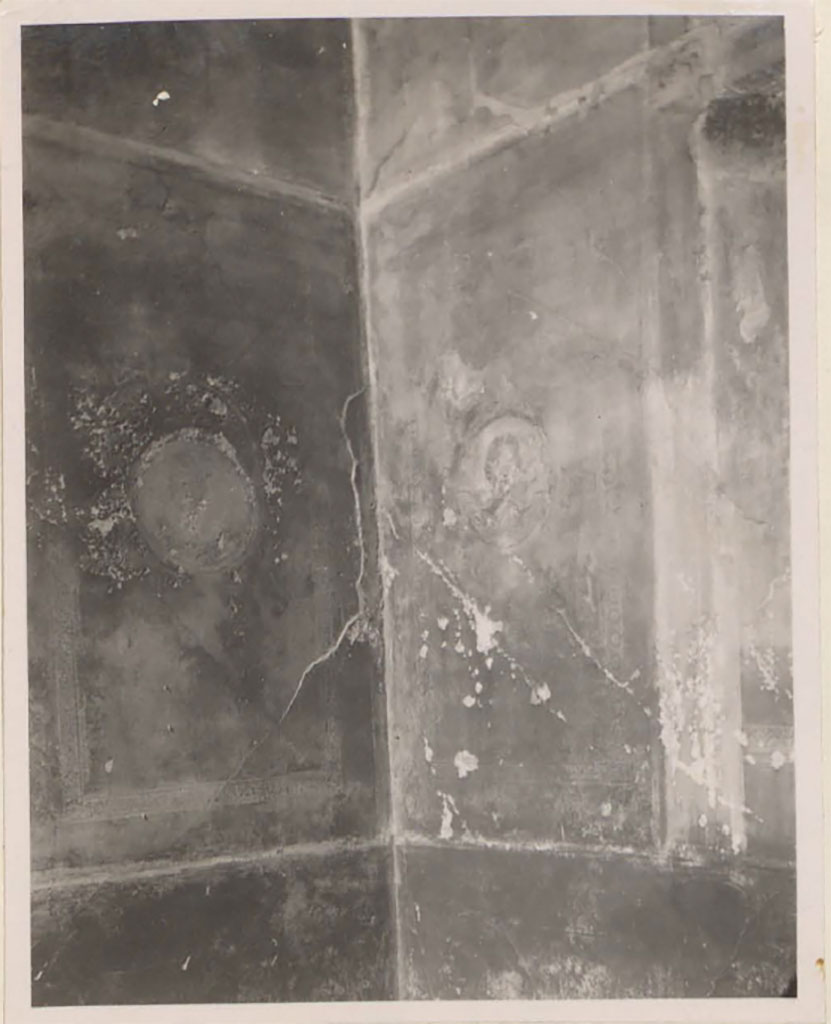 VII.12.26 Pompeii. Photo by Tatiana Warsher c.1939. “House of Cornelius Diadumenus, corner with painting”.
Triclinium in north-west corner of north portico. West wall (left) and north wall (right).
American Academy in Rome Warsher collection 506.
