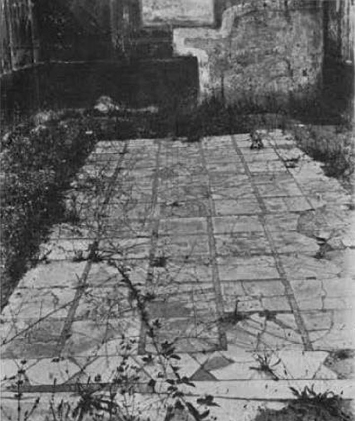 VII.12.26, Pompeii. c.1930. Looking north across triclinium flooring.
Blake described this type of flooring as a Sectile pavement with border-strips of contrasting material.
See Blake, M., (1930). The pavements of the Roman Buildings of the Republic and Early Empire. Rome, MAAR, 8, (p.41 & pl.7, tav.1)
