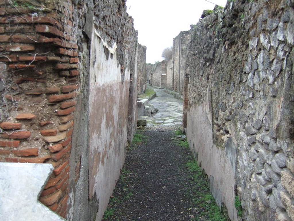 VII.12.26 Pompeii. December 2005. Fauces looking south to entrance and along Vicolo della Maschera.
