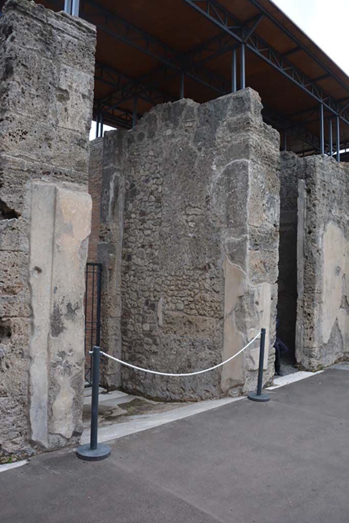 VII.15.2 Pompeii. November 2017. 
Looking south from atrium towards west wall of entrance corridor/fauces.
Foto Annette Haug, ERC Grant 681269 DÉCOR.
