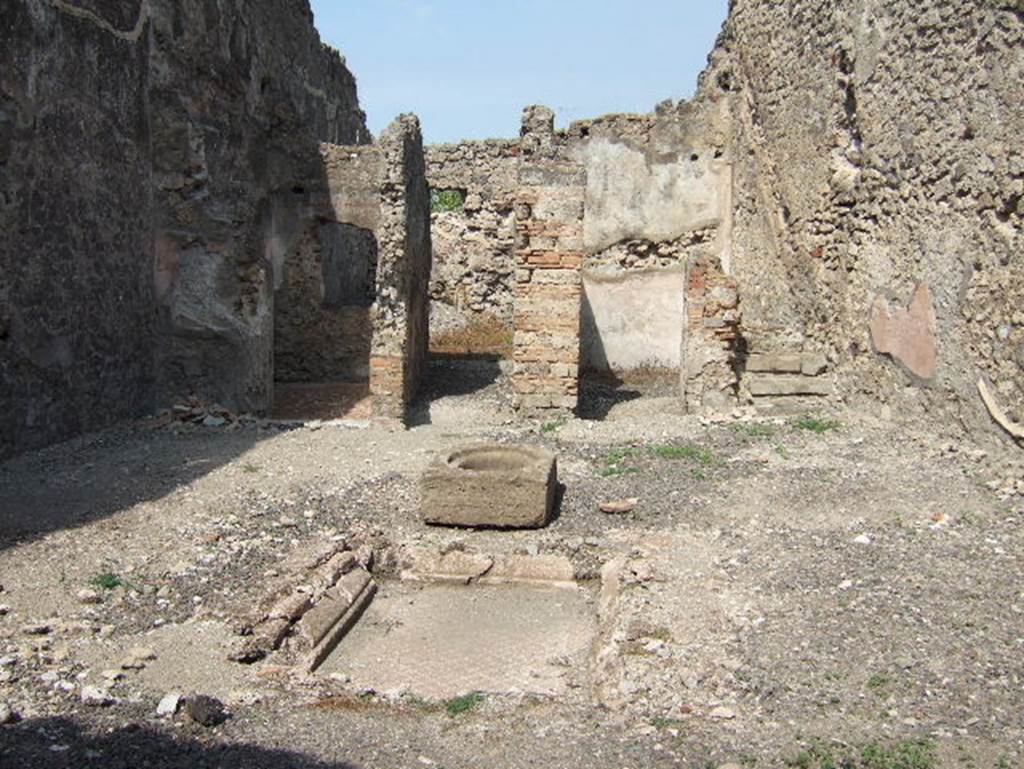 VII.15.3 Pompeii. September 2005. Looking north across atrium.
A cubiculum is on the left, in the middle there is a corridor to garden and triclinium. On the right is another cubiculum, and three stone steps leading to a stairs to upper floor, outlined on east wall.
