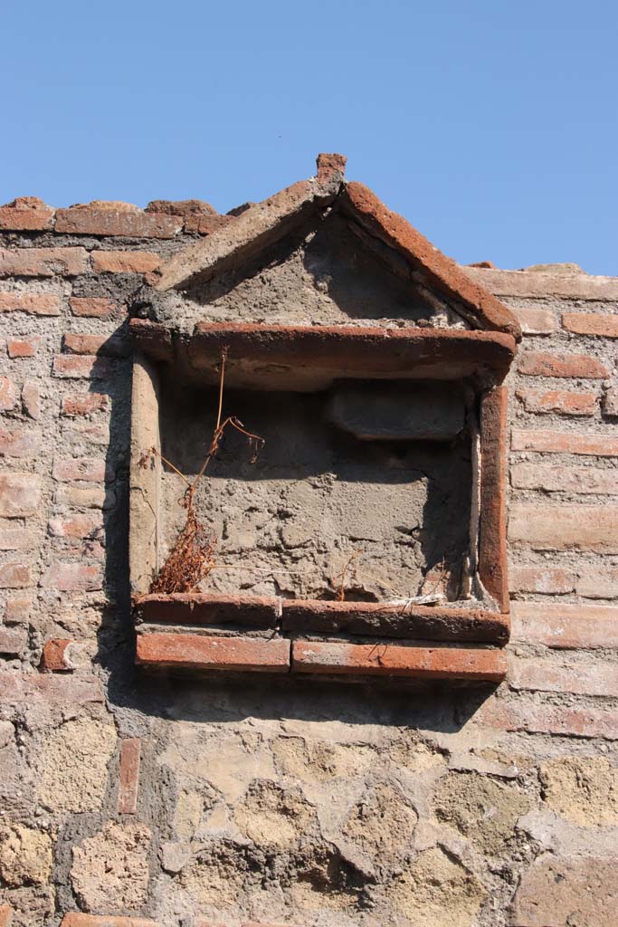 VII.16.6 Pompeii. September 2021. 
Niche on exterior walls between both entrances, VII.16.6 and 7. Photo courtesy of Klaus Heese.
