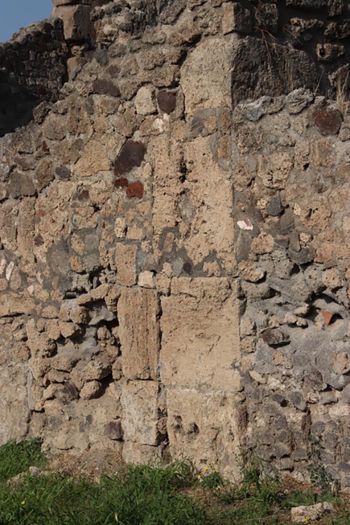 VII.16.12 Pompeii. October 2023. 
Room 24, detail of walling from west end of north wall. Photo courtesy of Klaus Heese.
